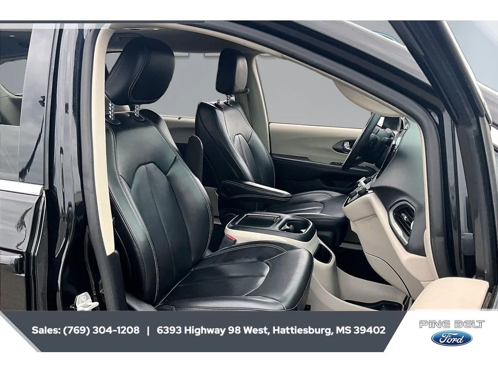 Used 2023 Brilliant Black Crystal Pearlcoat Chrysler Touring L image 6