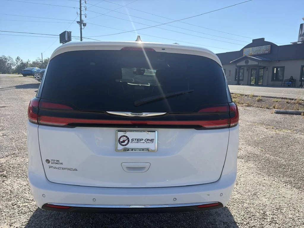Used 2023 White Chrysler Touring L image 5