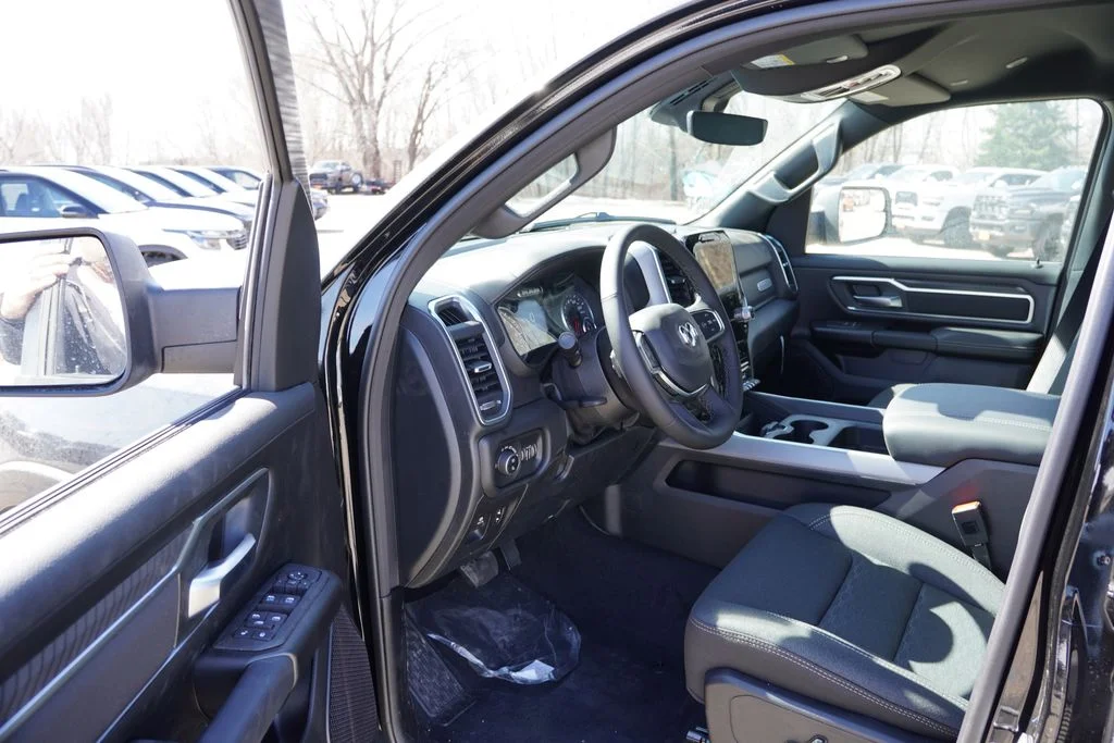 New 2026 Diamond Black Crystal Pearl-Coat Exterior Paint RAM Big Horn image 10