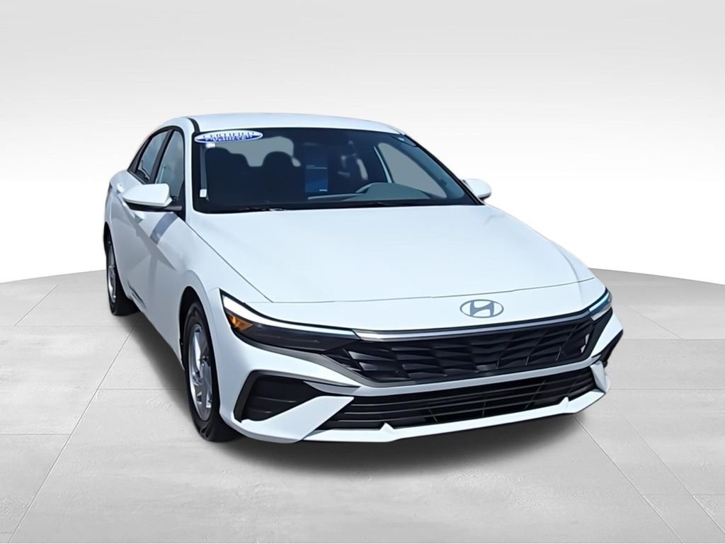 Used 2025 White Hyundai SE image 4