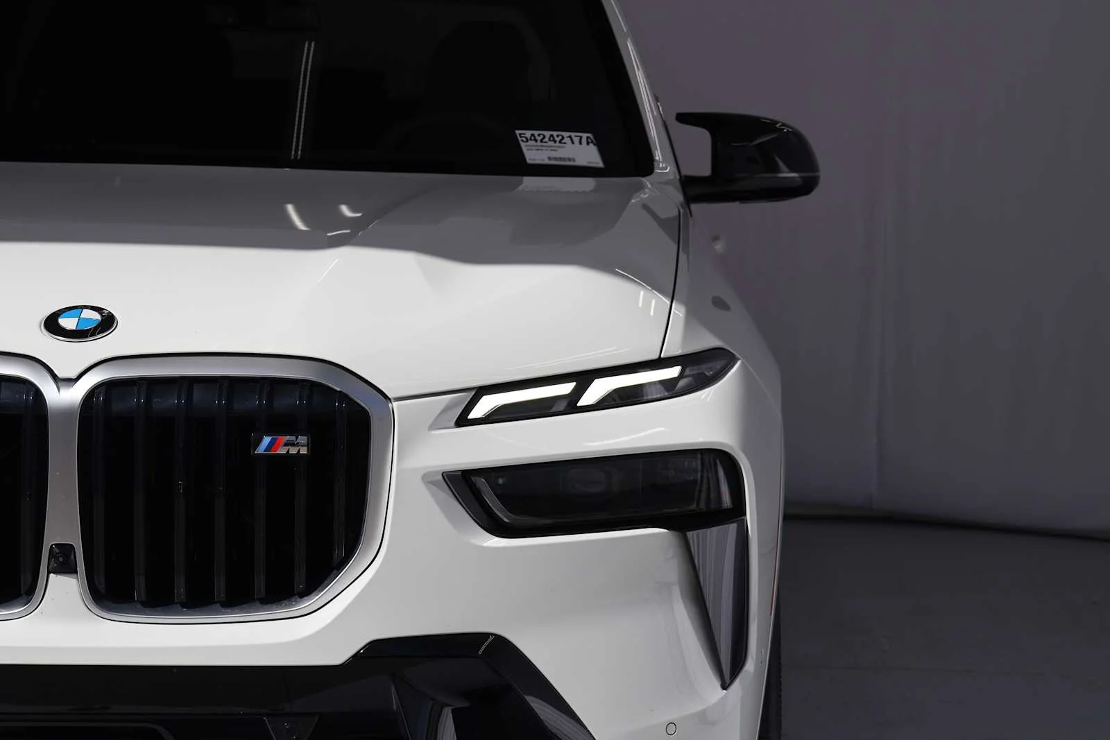 Used 2025 Alpine White BMW M60i image 5