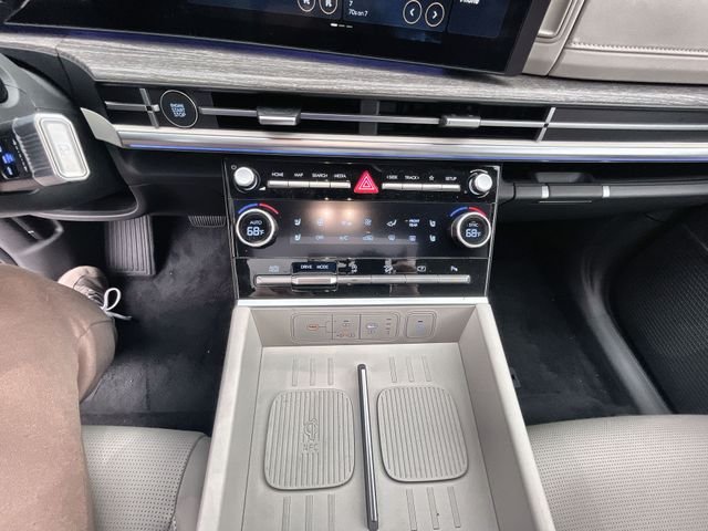 Used 2024 Green Hyundai Limited image 17
