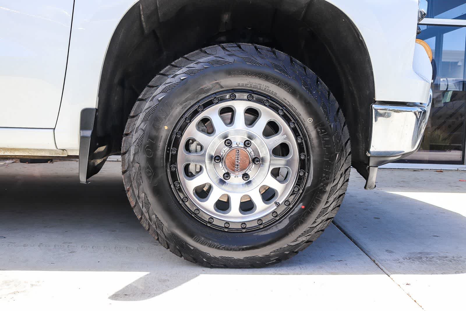 Used 2025 Summit White Chevrolet LT image 9
