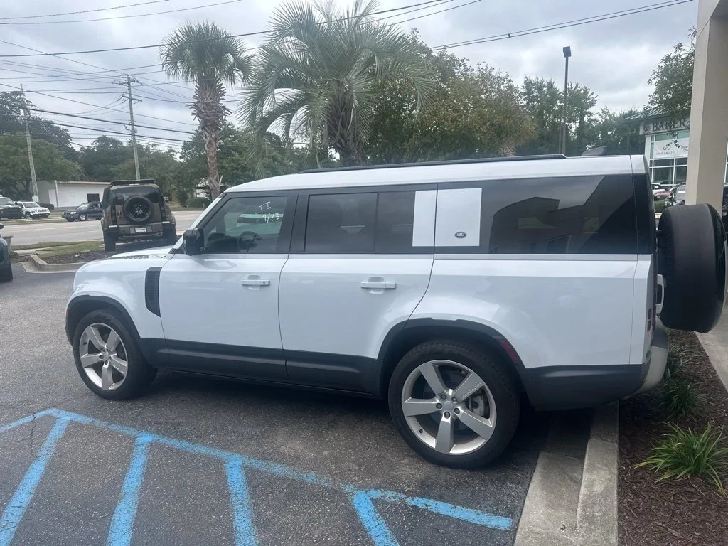Used 2023 Yulong White Metallic Land Rover SE image 6