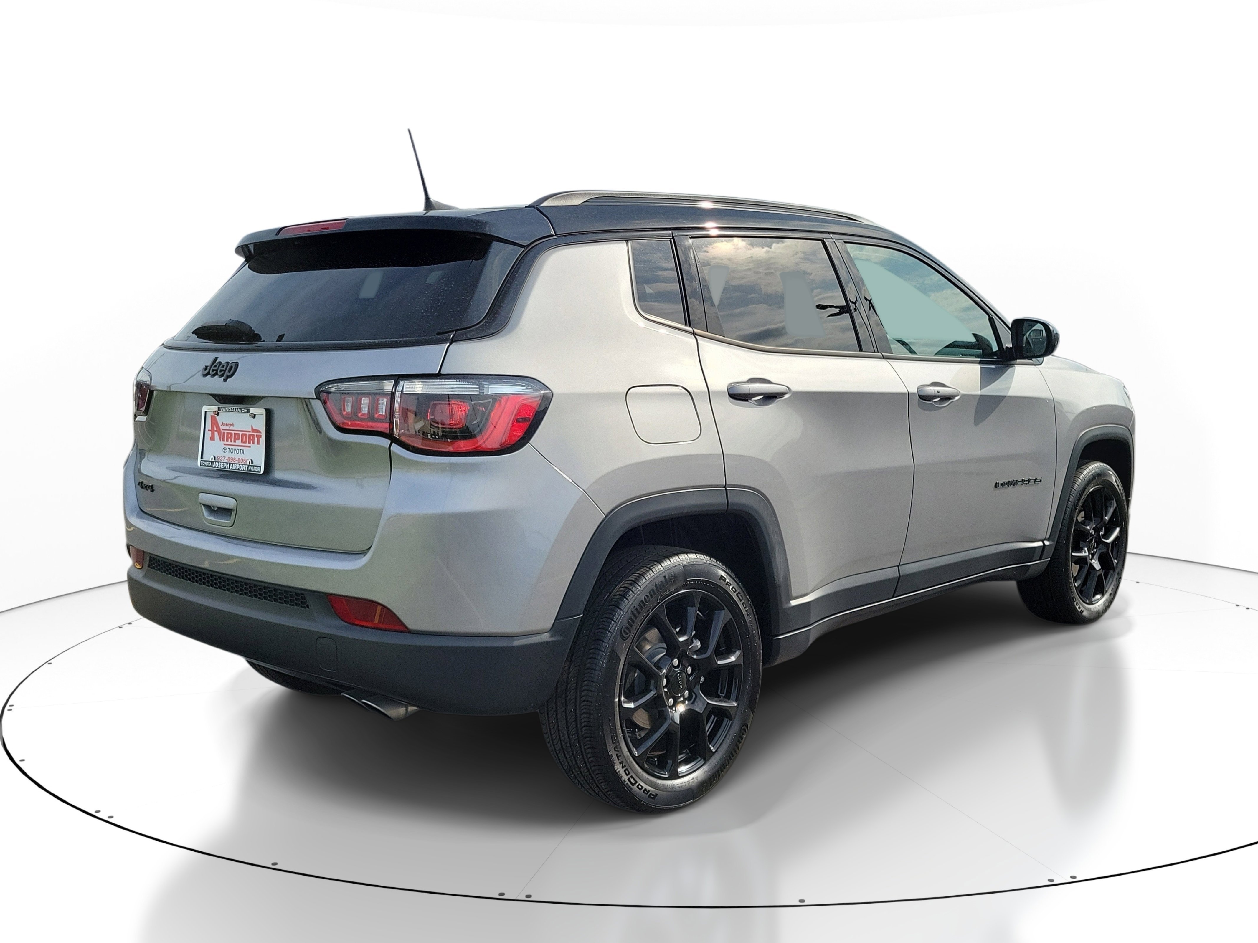 Used 2022 Billet Silver Metallic Clearcoat Jeep Altitude image 4