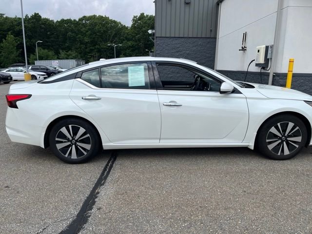 Used 2022 White Nissan 2.5 SL image 2