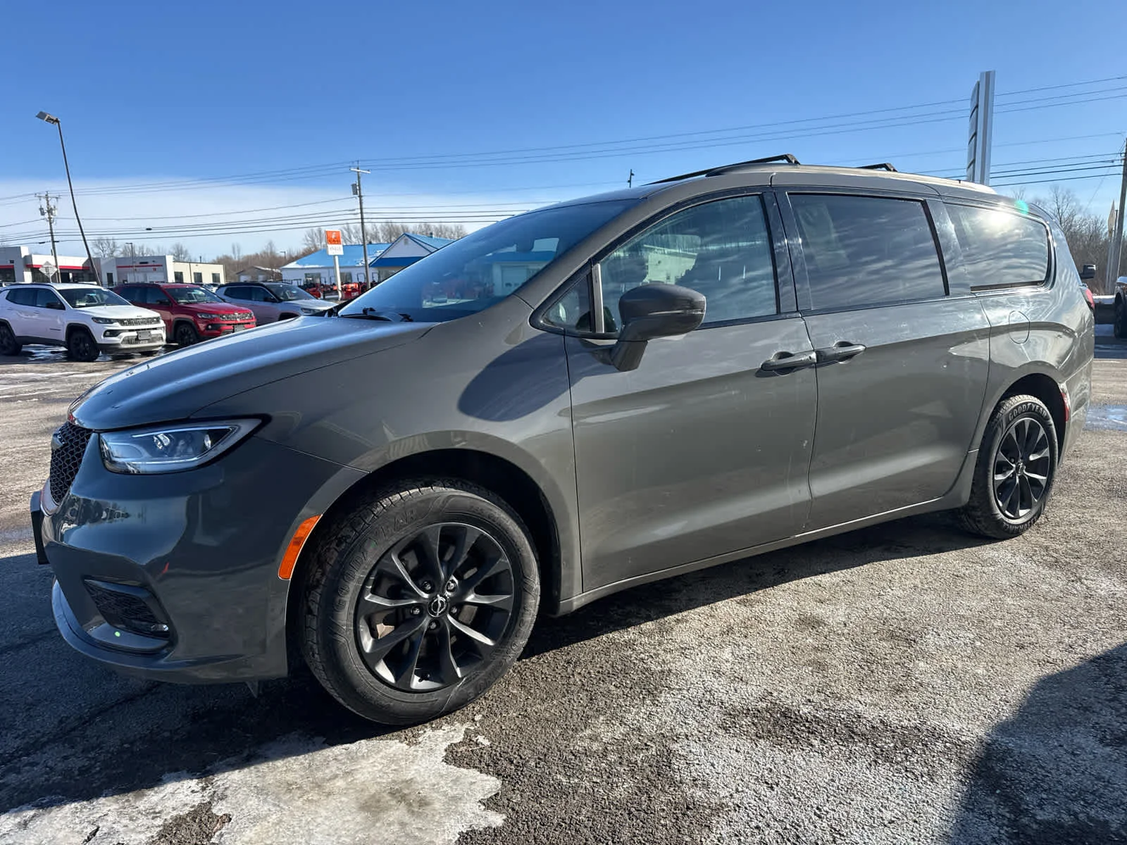 2021 Chrysler Pacifica Touring L's photo