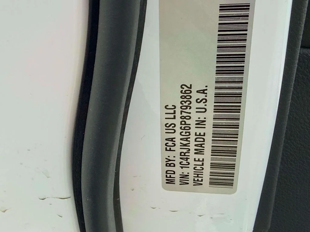Used 2023 White/off-white Jeep Laredo image 18