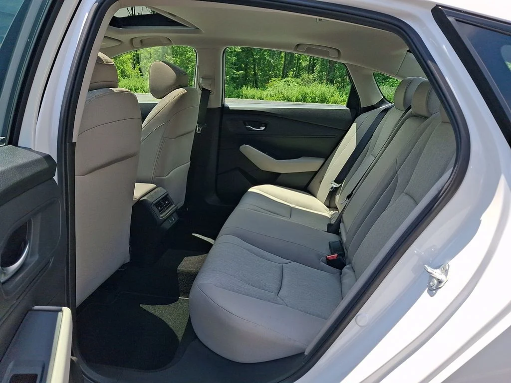 Certified Used 2025 Platinum White Pearl Honda SE image 10