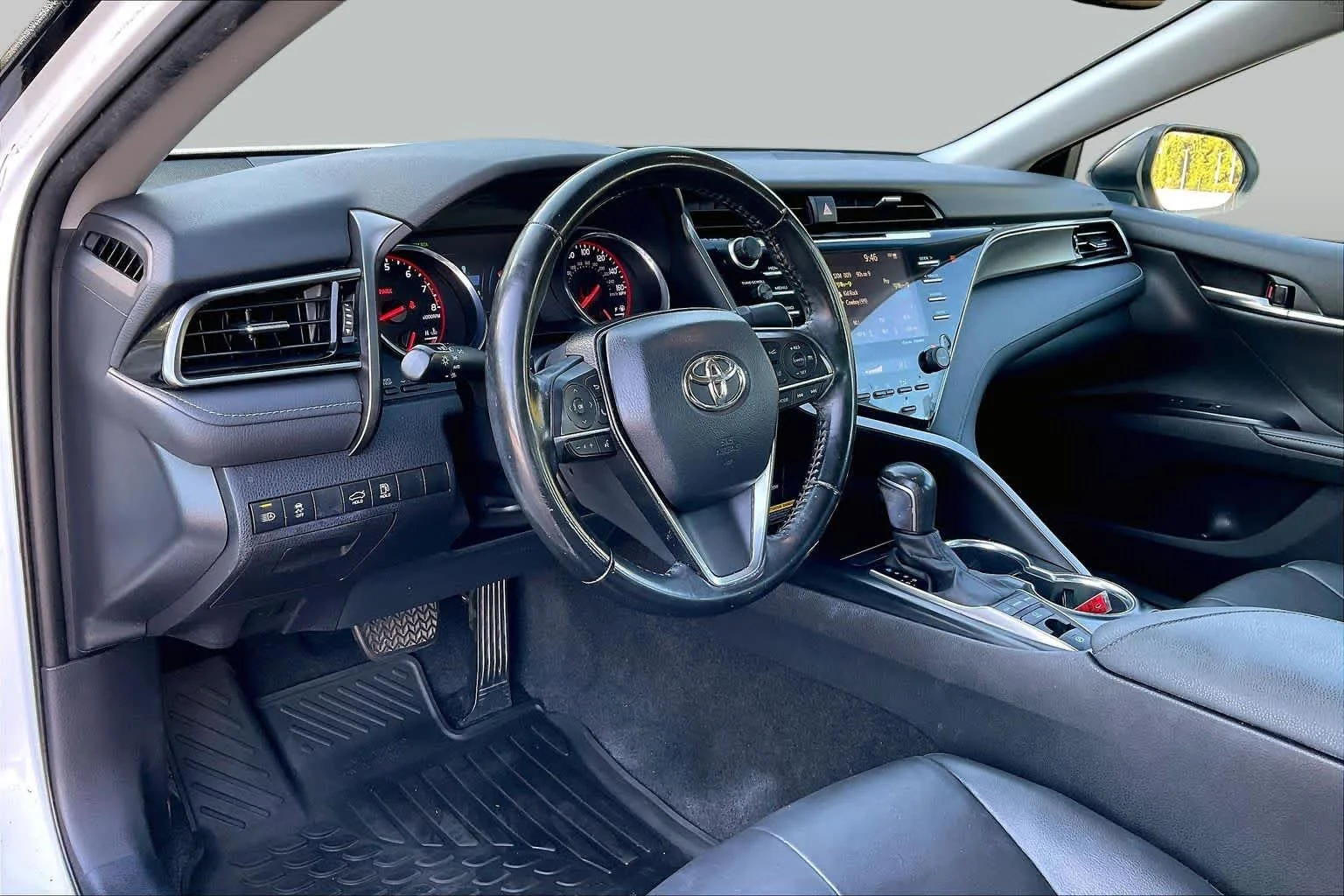 Used 2020 Wind Chill Pearl/Midnight Black Metallic Toyota XSE image 18