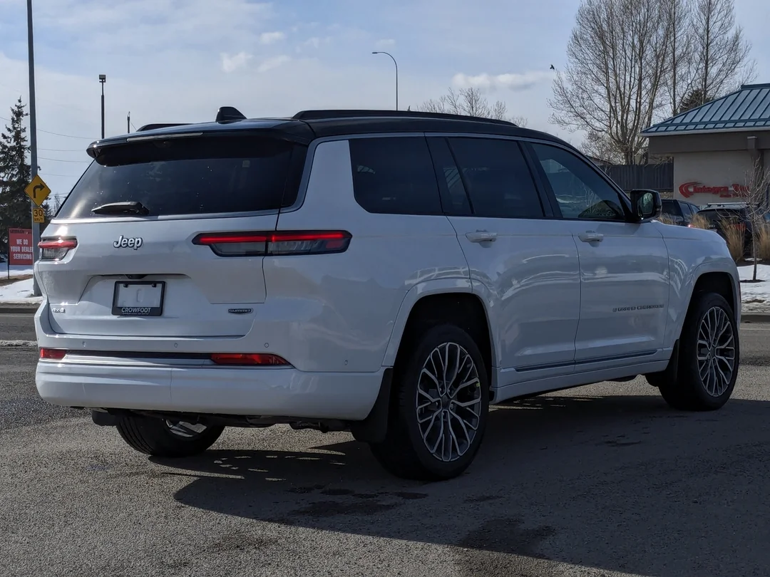New 2026 White Jeep Summit - - 4x4 - Pano Sunroof - Palermo Lthr - Head-Up Display - Night Vision & More! image 8