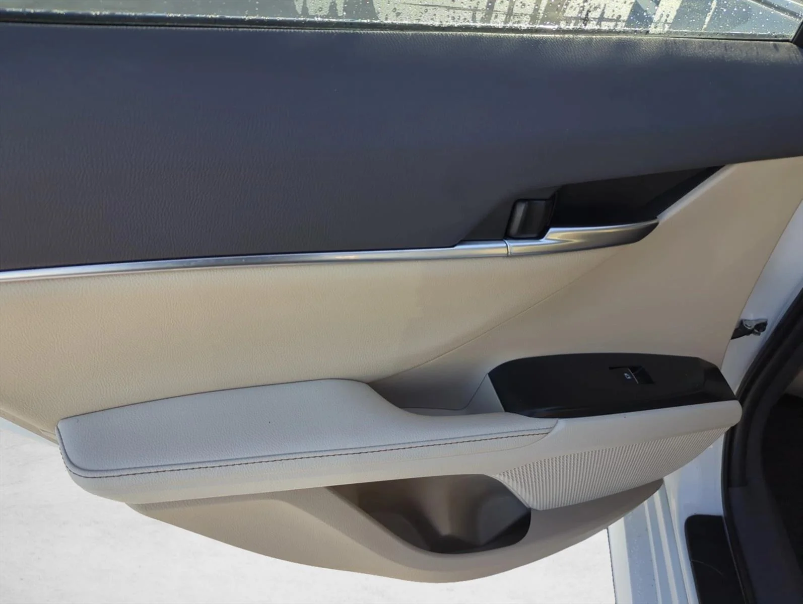 Used 2019 Super White Toyota XLE image 8