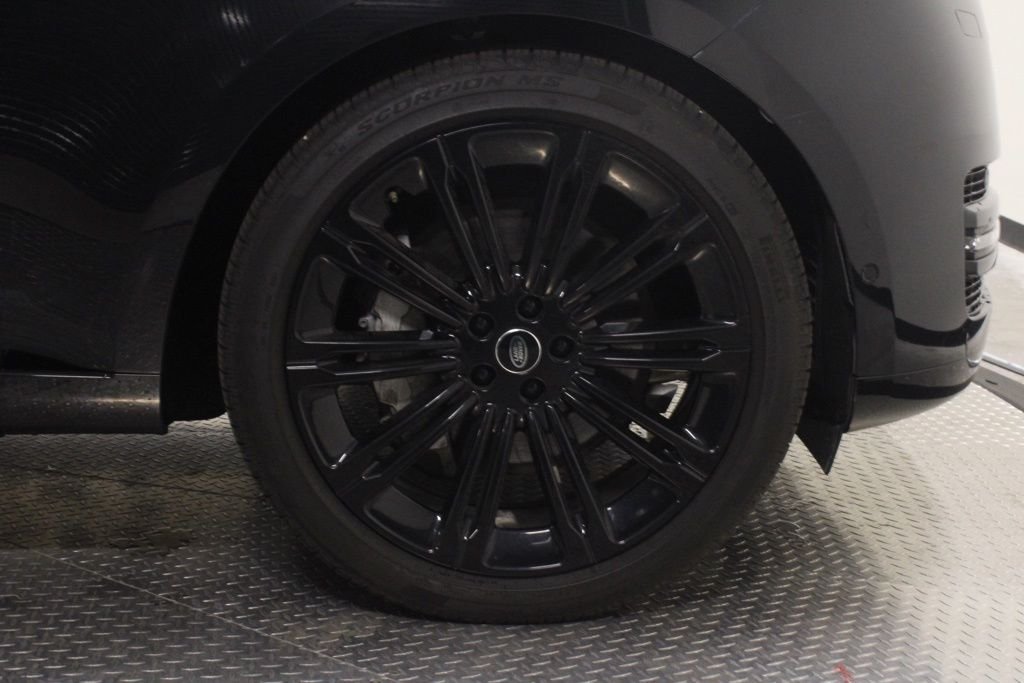 Used 2025  Land Rover SE image 14