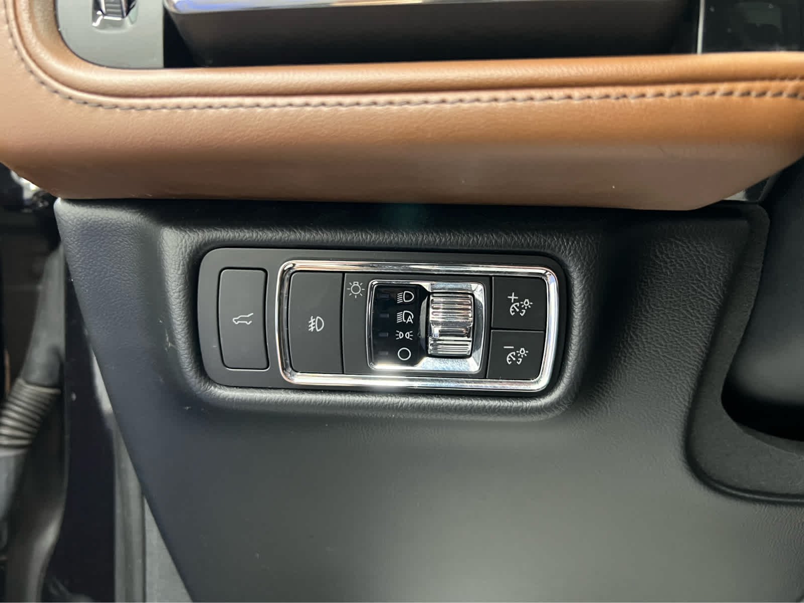 Used 2020 Infinite Black Metallic Lincoln Reserve image 16
