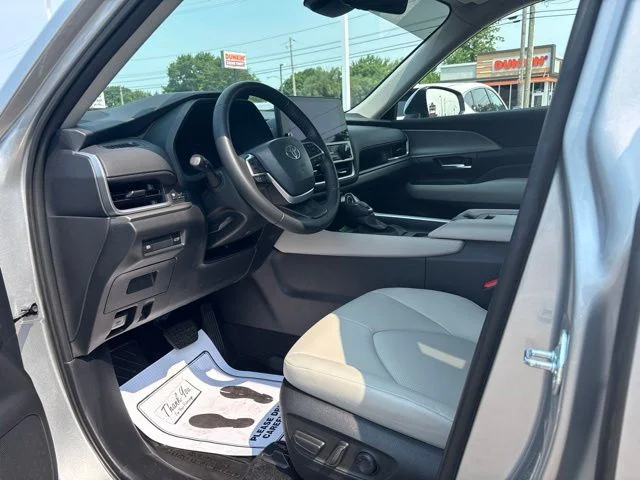 Used 2025 Silver Toyota XLE image 9