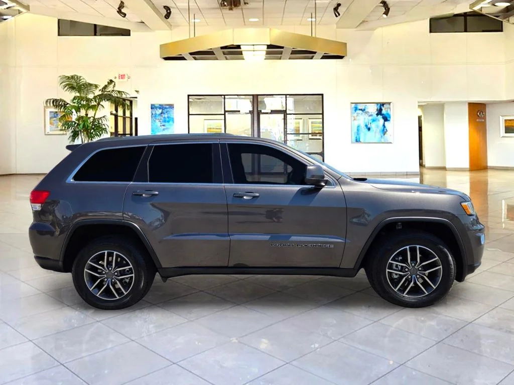 Used 2019 Gray Jeep Laredo E image 4