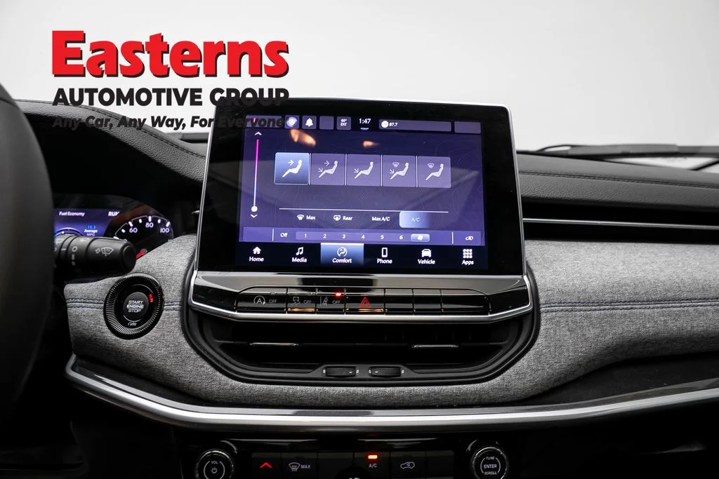 Used 2022 Silver Jeep Latitude image 12