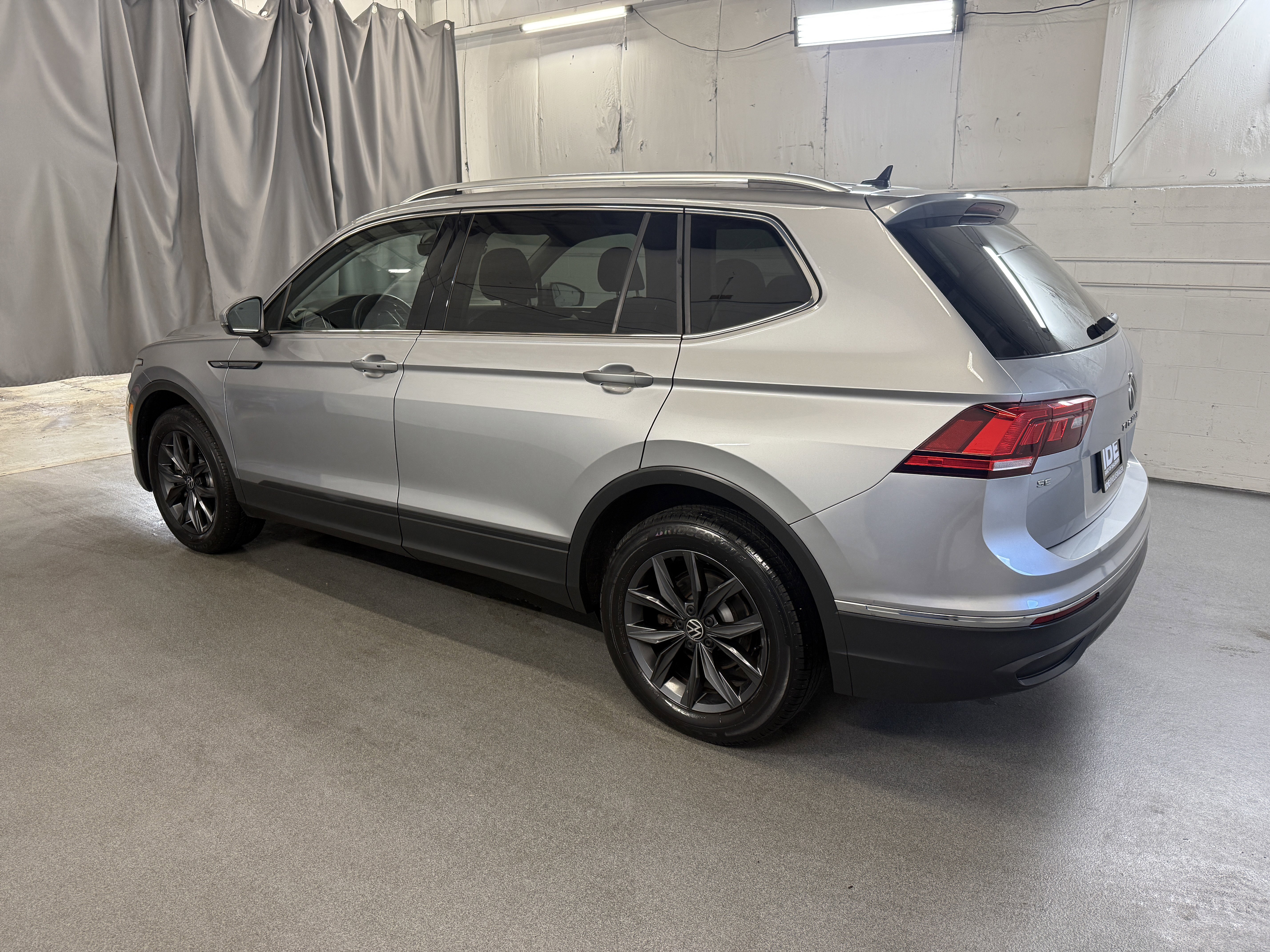 Used 2023 Pyrite Silver Metallic Volkswagen SE image 6