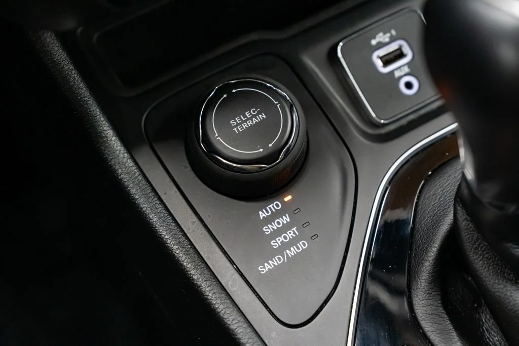 Used 2023 White Jeep Altitude image 22