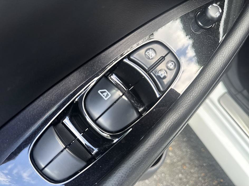 Used 2022 Super Black/Pearl White Nissan SL PLUS image 10