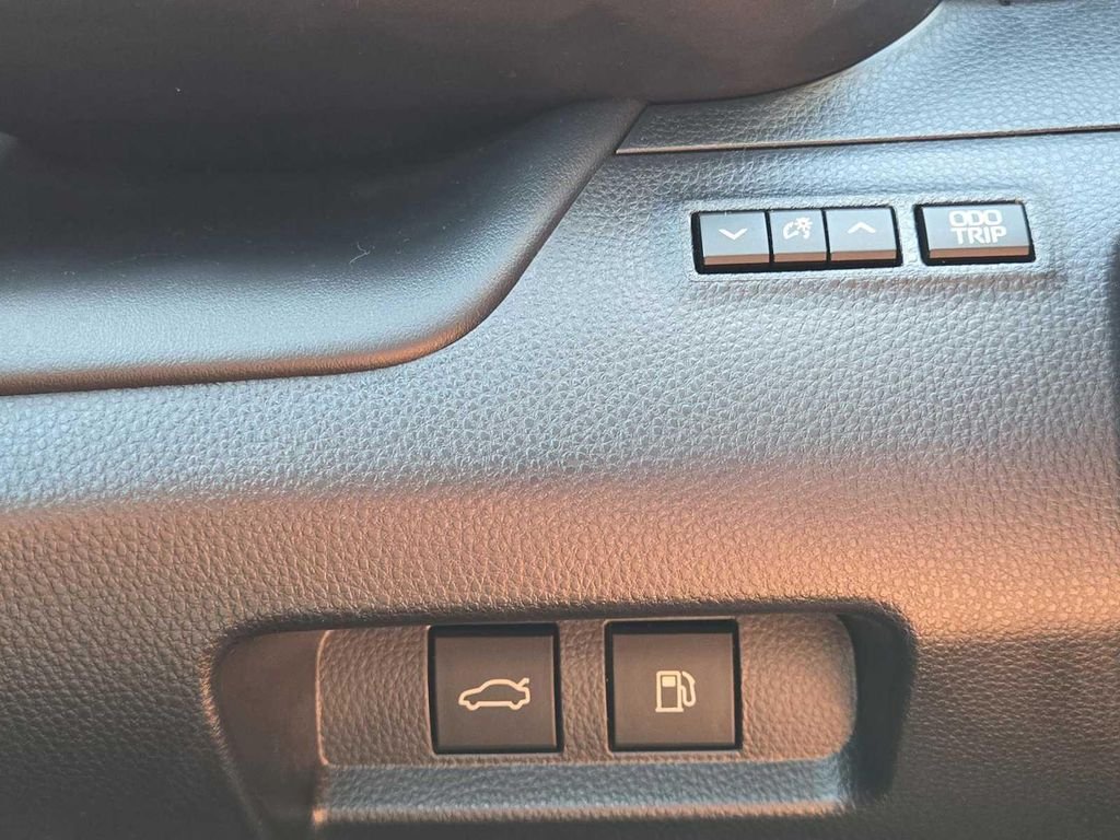 Certified Used 2024  Toyota Platinum image 32