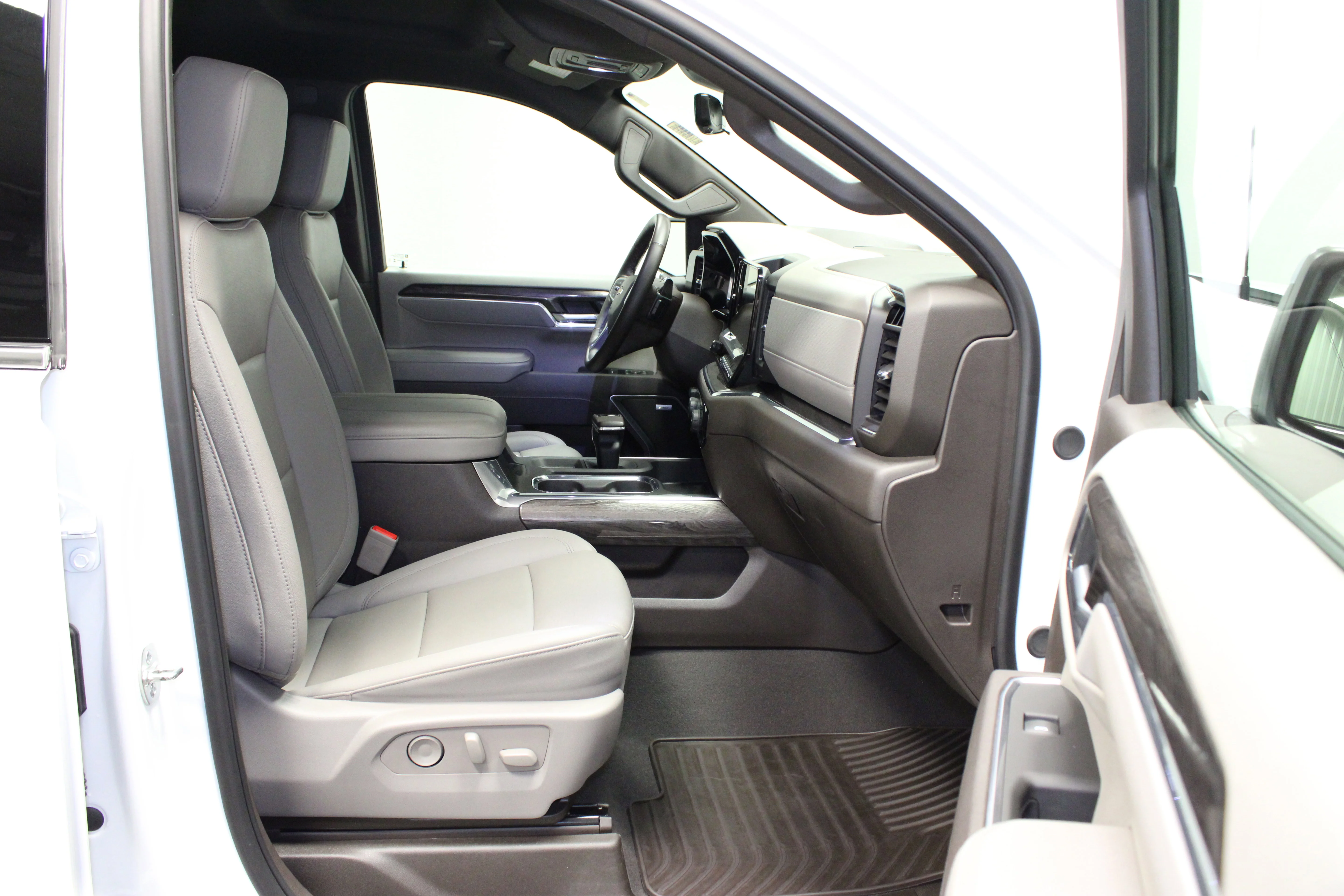 Used 2025 Summit White Chevrolet LTZ image 15