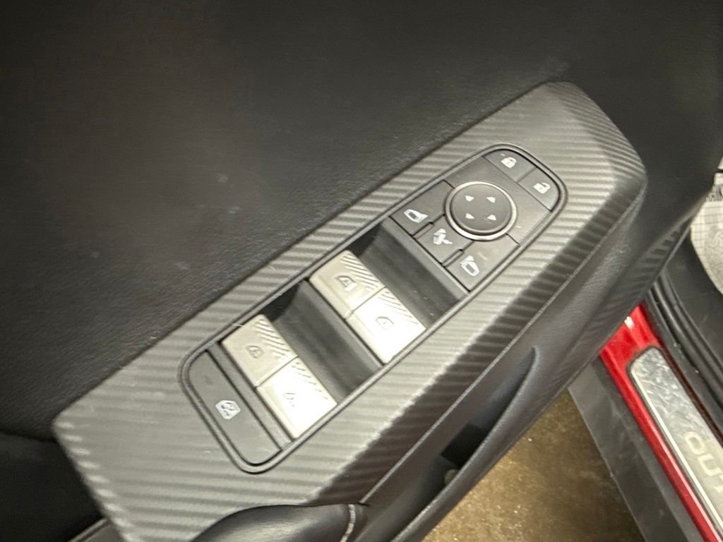 Used 2024 Red Mitsubishi  image 23
