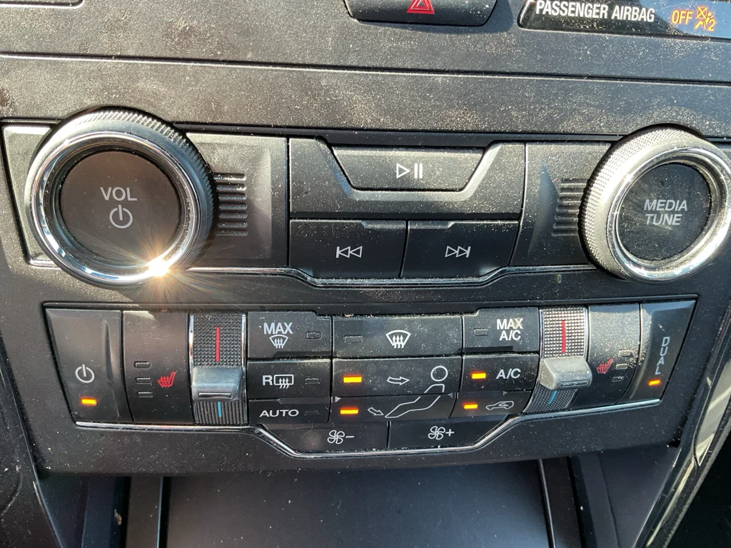 Used 2019 White Platinum Metallic Tri-Coat Ford XLT image 21