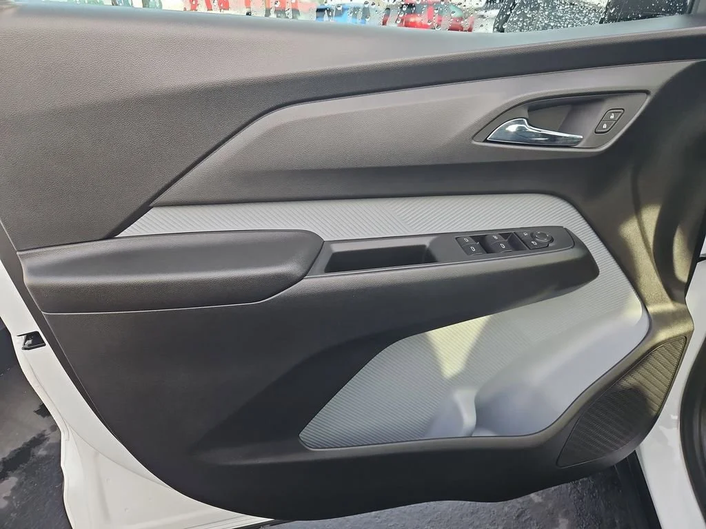 New 2027 Summit White Chevrolet LT image 10