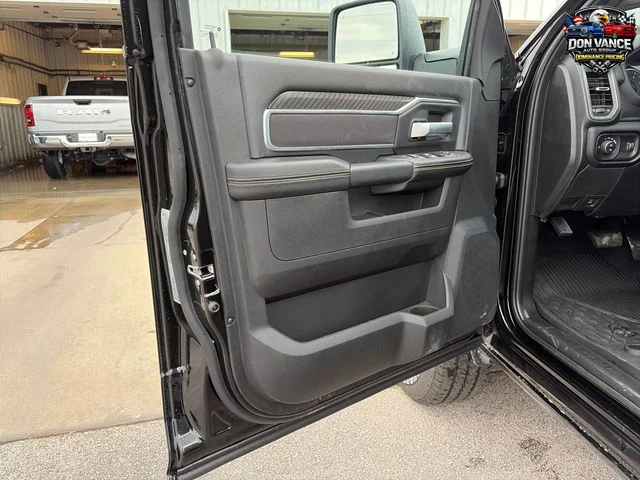 New 2026 Diamond Black Crystal Pearl-Coat Exterior Paint RAM Big Horn image 10