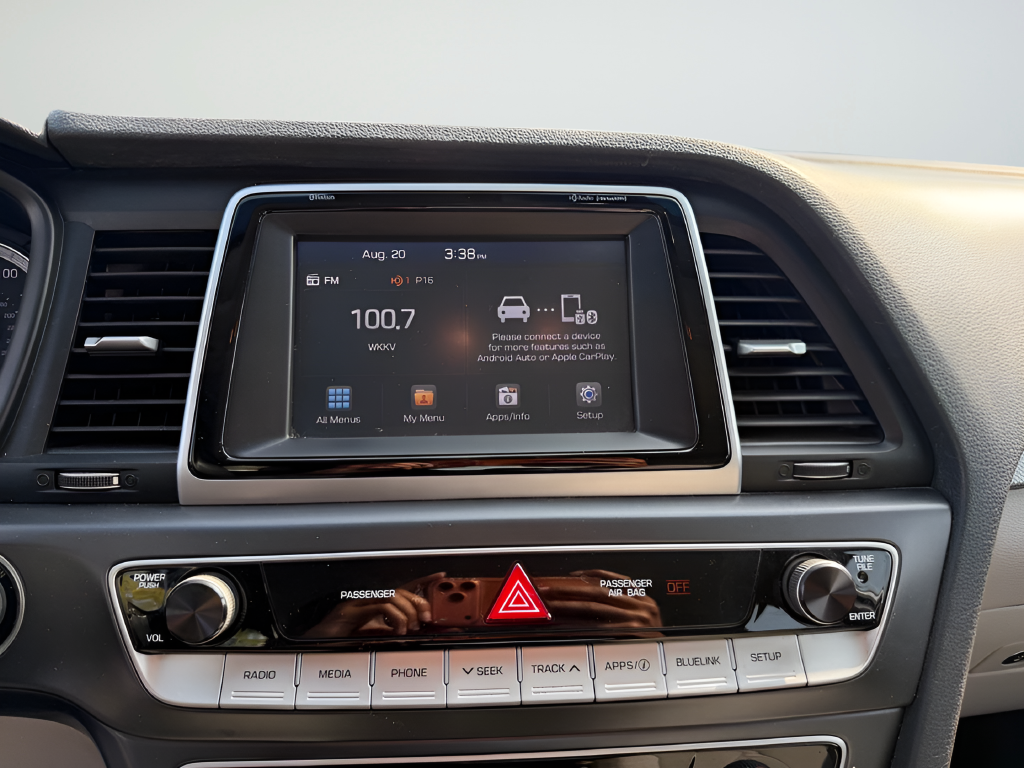 Used 2018 White Hyundai SEL image 13