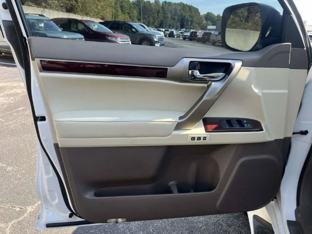 Used 2018 White Lexus 460 image 17
