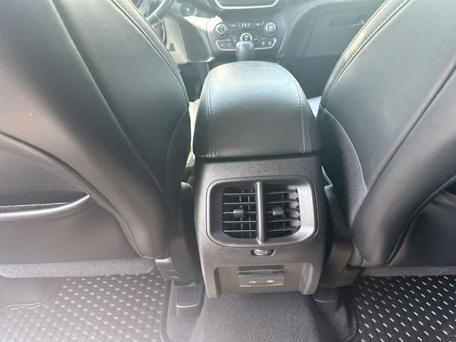 Used 2020 Silver Jeep Latitude Plus image 22
