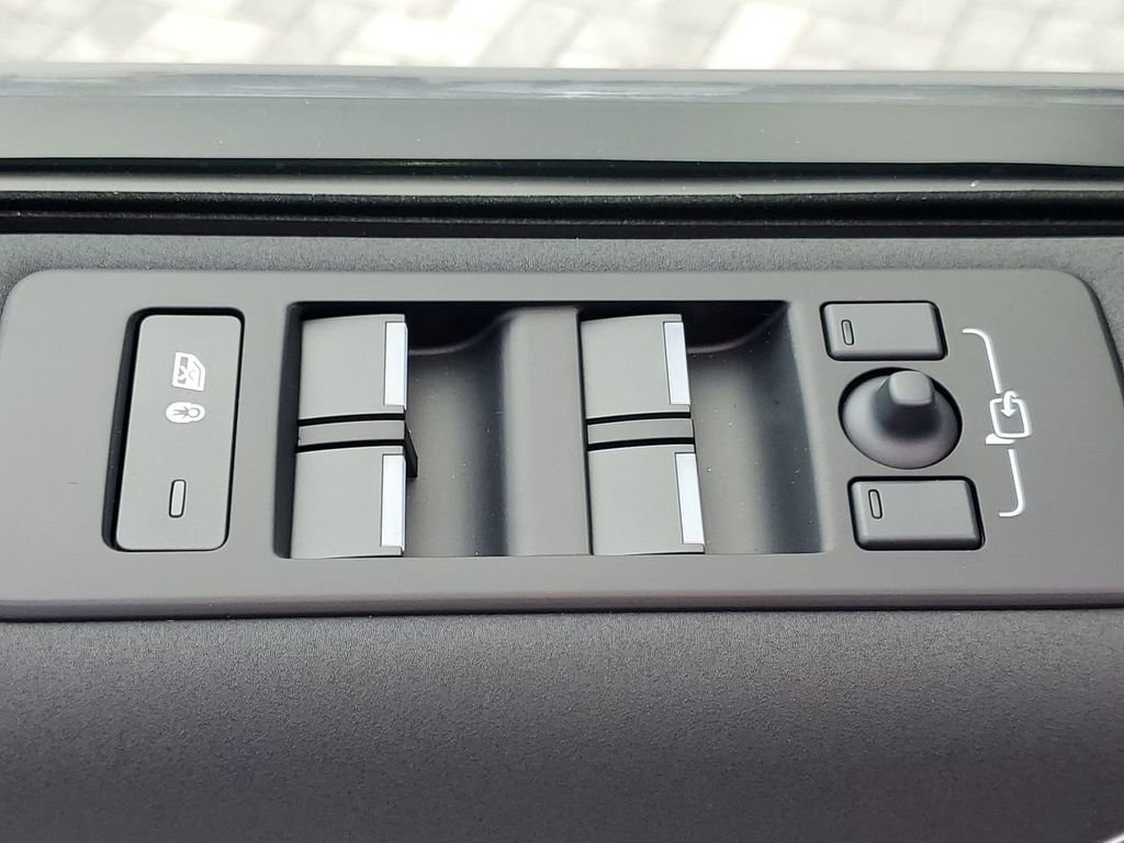 New 2025 Eiger Grey Land Rover S image 24