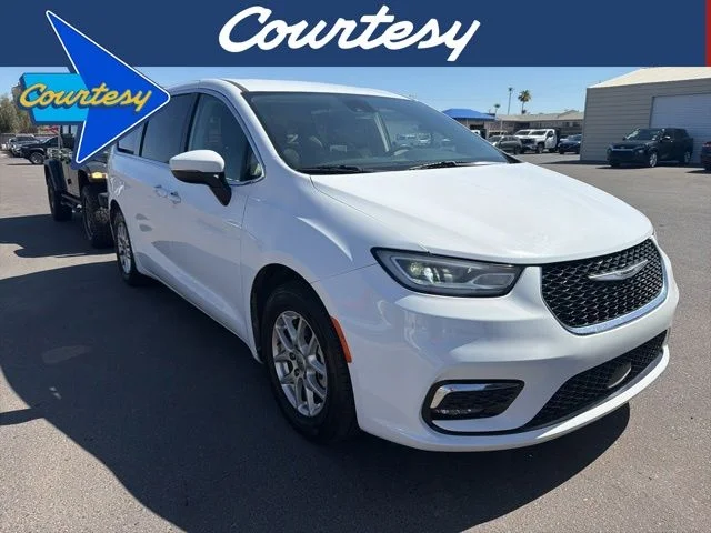 2023 Chrysler Pacifica Touring L's photo