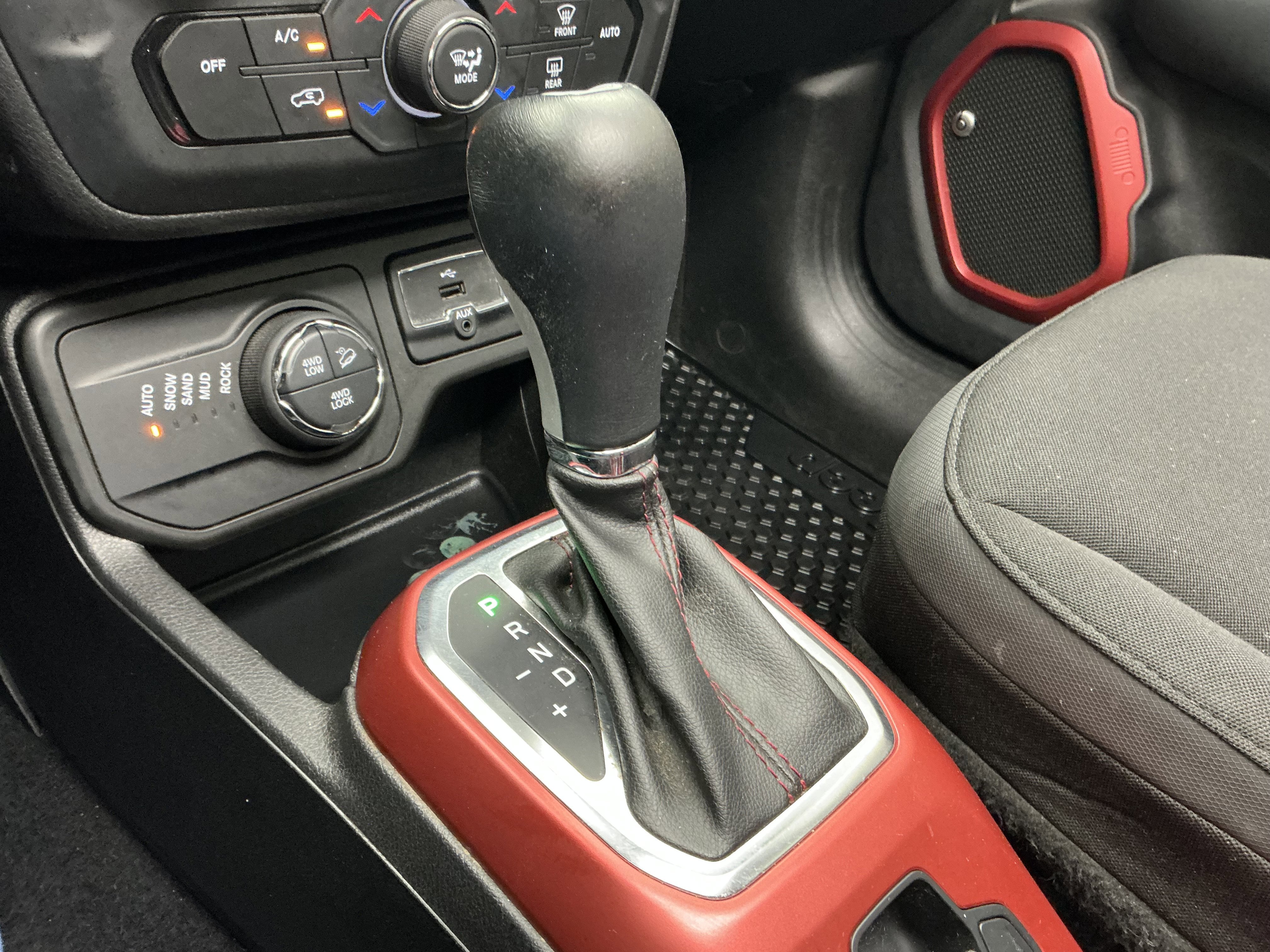 Used 2018 Alpine White Jeep Trailhawk image 13