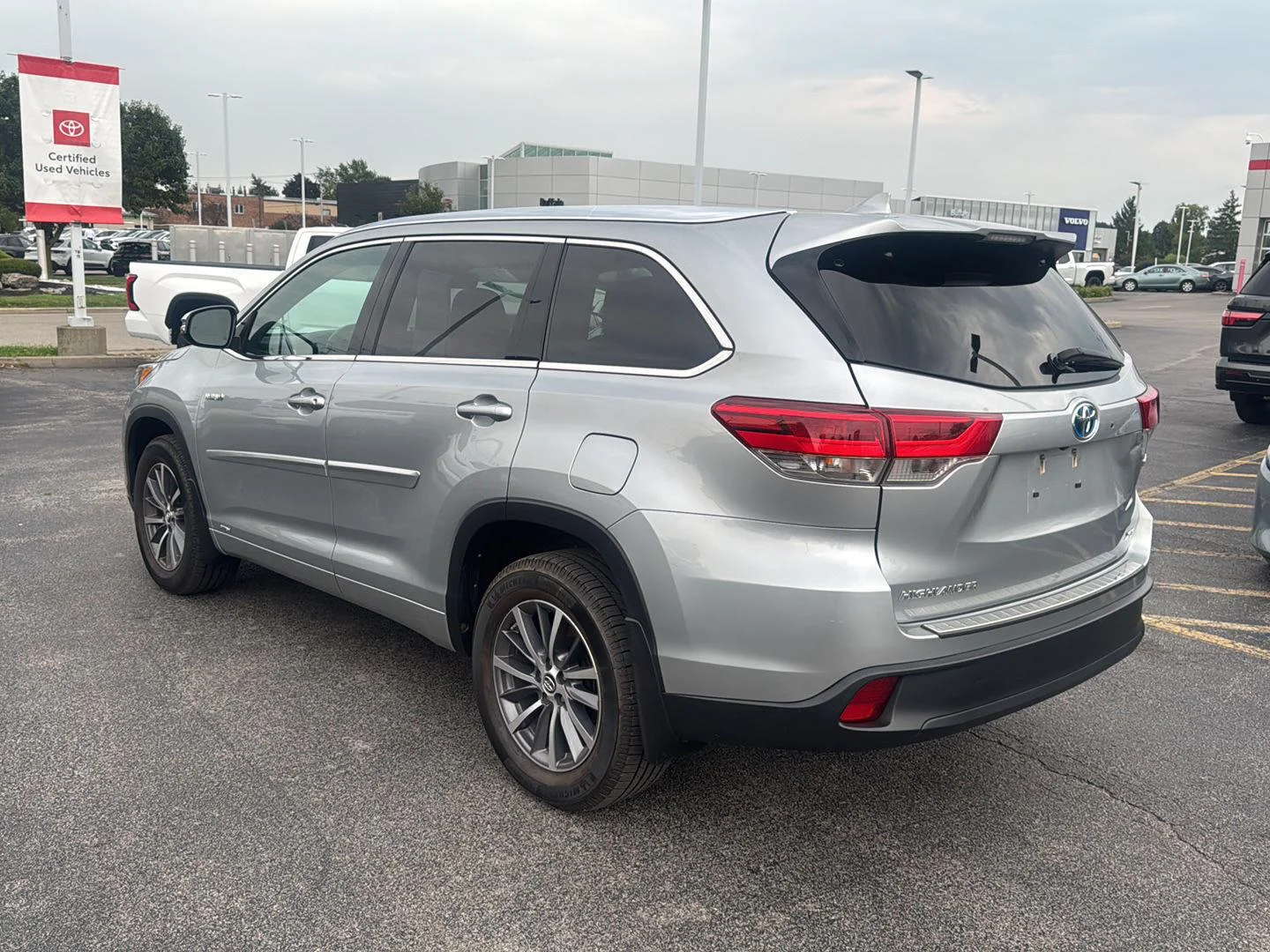 Used 2018 Celestial Silver Metallic Toyota XLE image 4