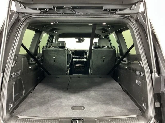Used 2022 Diamond Black Crystal Pearlcoat Jeep Series III image 31
