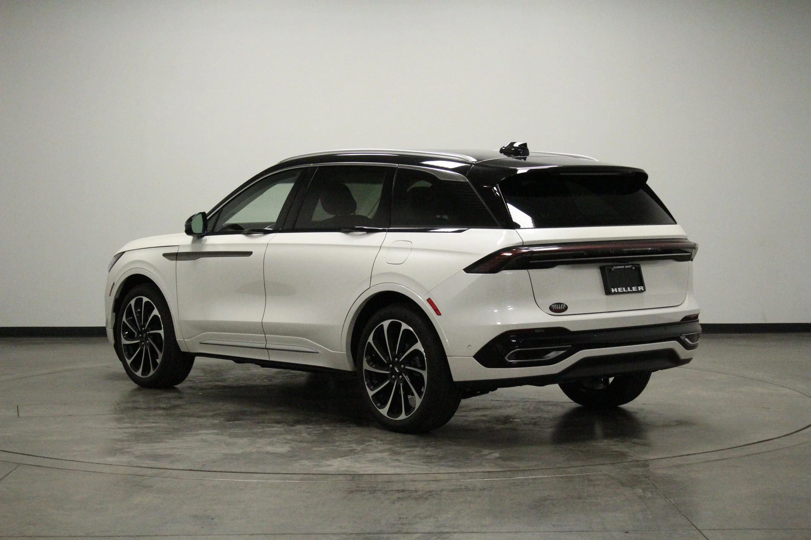 Used 2024 White Platinum Clearcoat Metallic Lincoln Black Label image 6