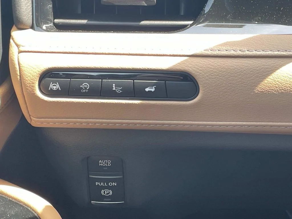 Used 2025 White INFINITI SENSORY image 29
