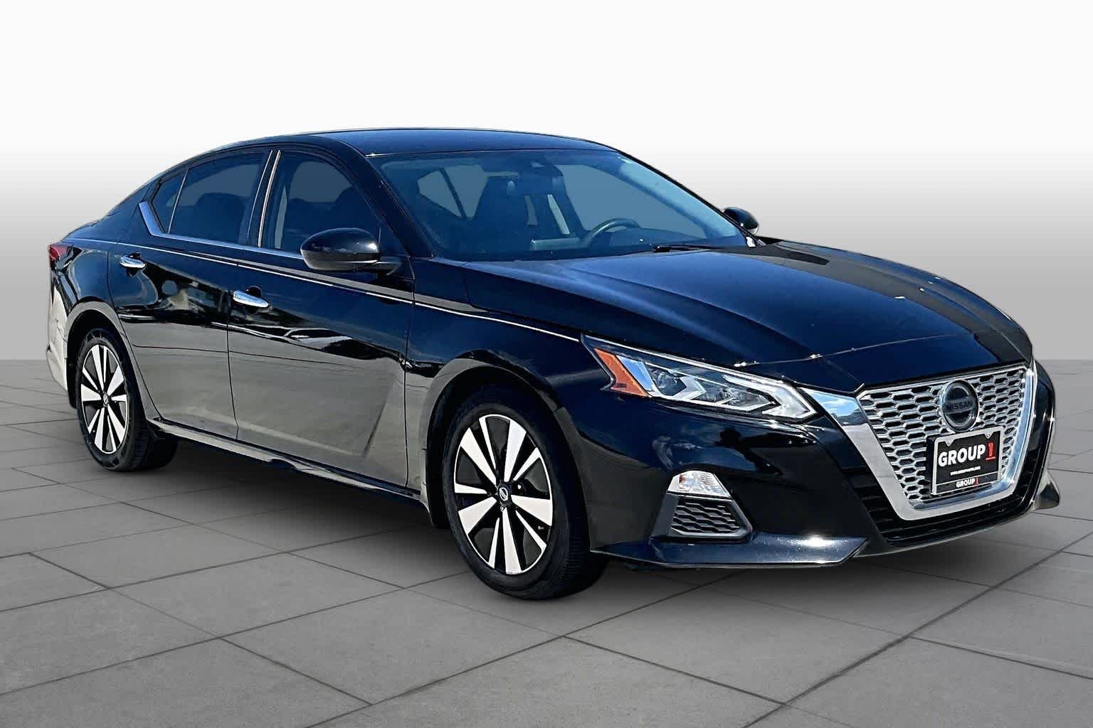 Used 2022 Super Black Nissan 2.5 SV image 3
