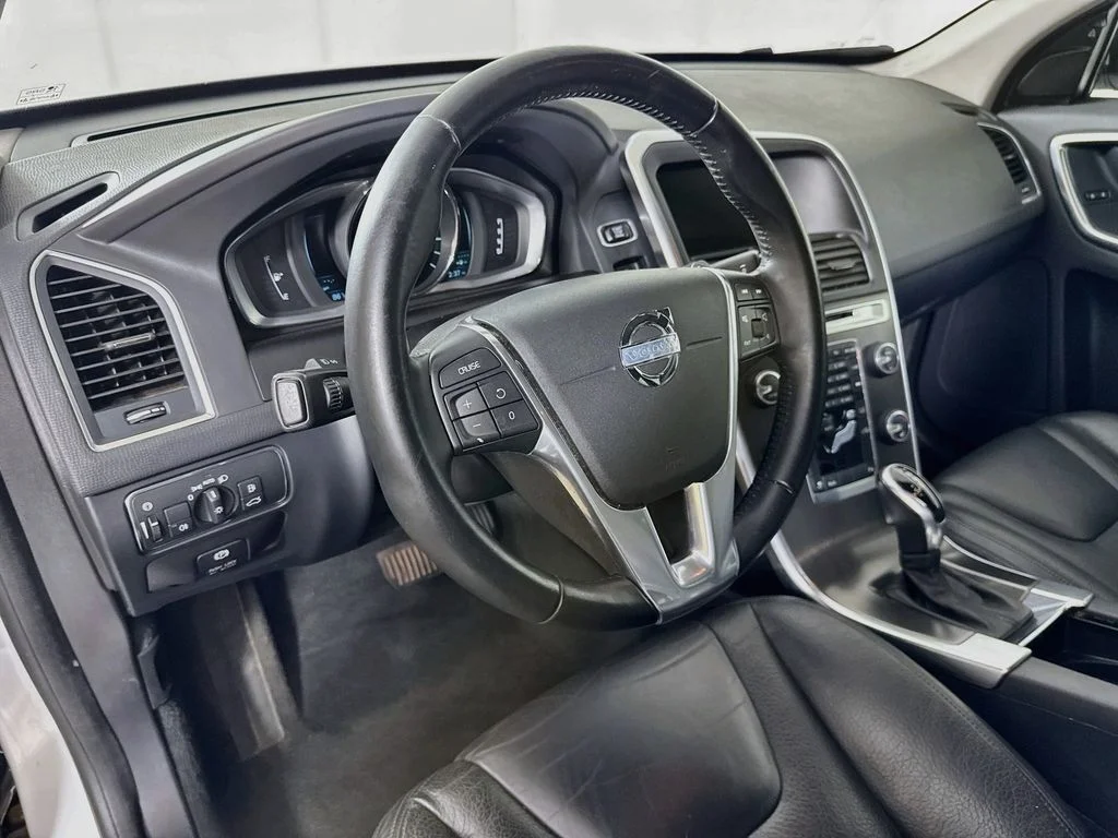 Used 2014 Silver Volvo  image 9