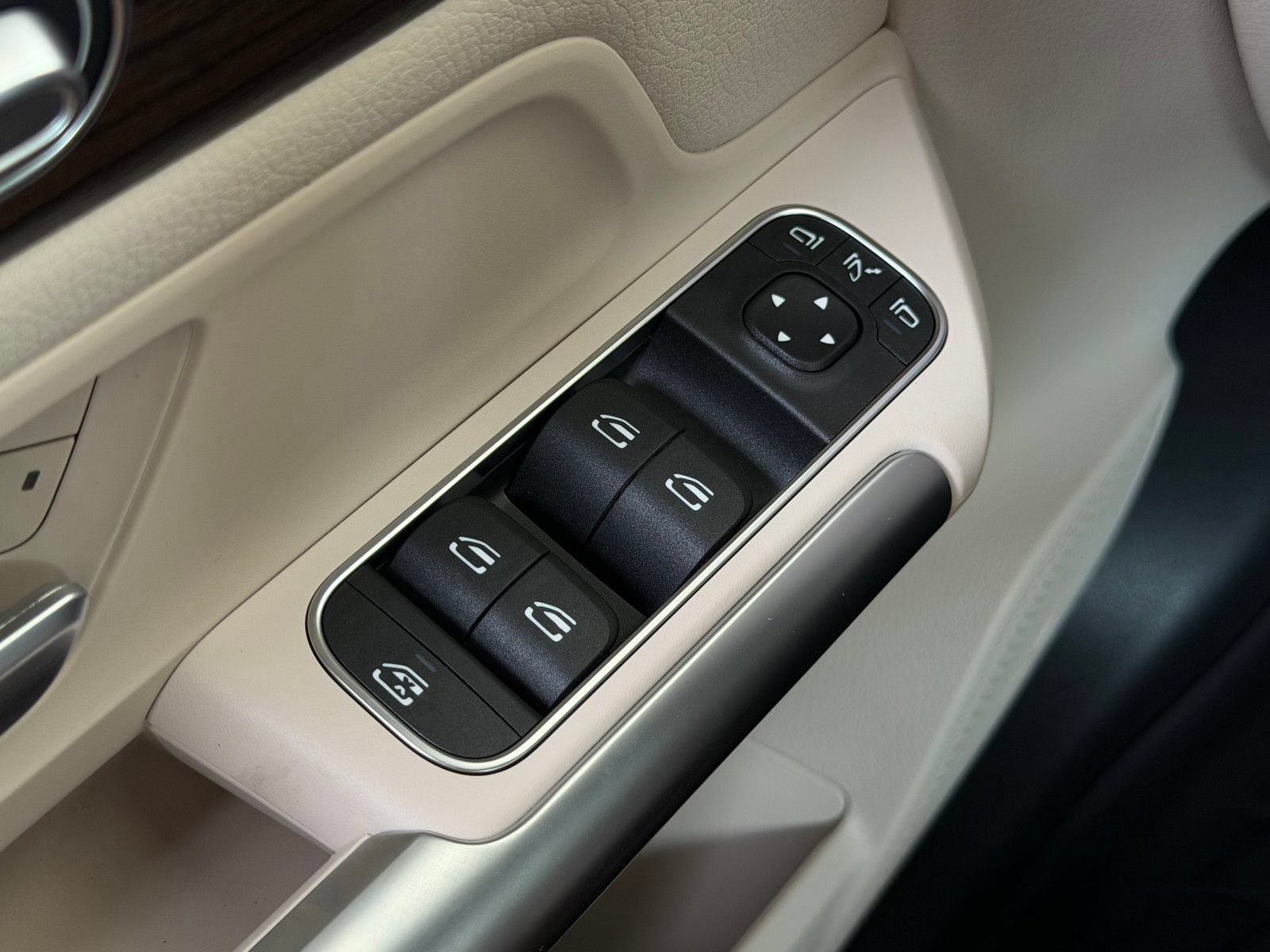 New 2026 Mountain Grey Metallic Mercedes-Benz GLA 250 image 42