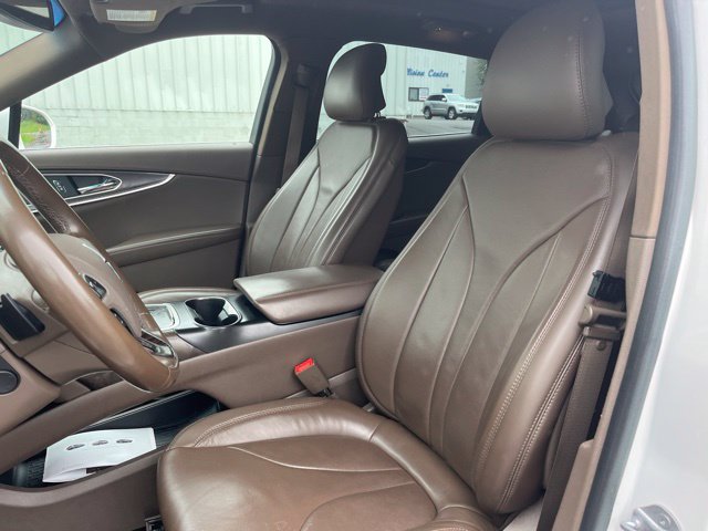 Used 2017 White Platinum Clearcoat Metallic Lincoln Reserve image 11