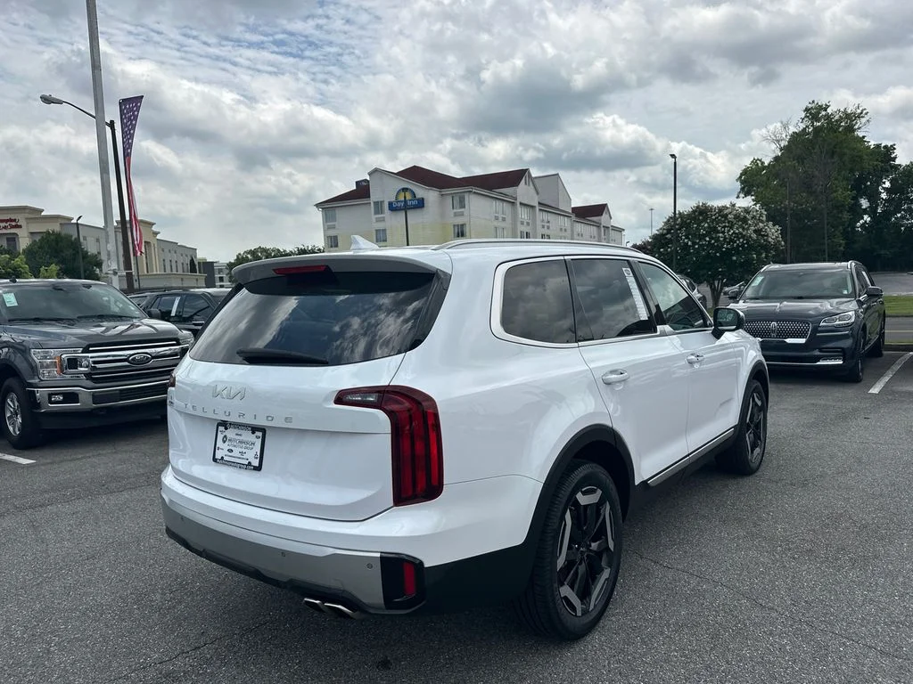 Used 2023 White Kia S image 7
