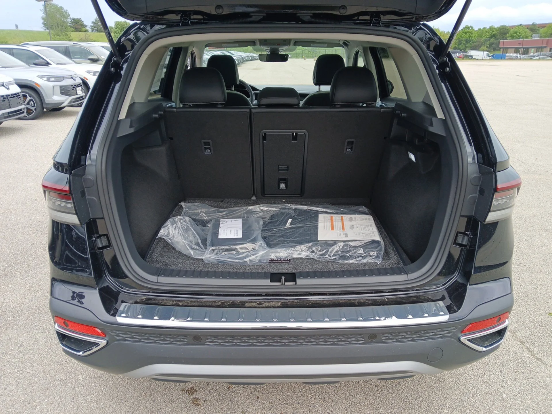 New 2026 Deep Black Pearl Volkswagen 1.5T SE image 23