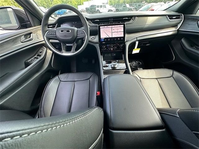 New 2024 Diamond Black Crystal Pearl-Coat Exterior Paint Jeep Anniversary Edition 4xe image 17