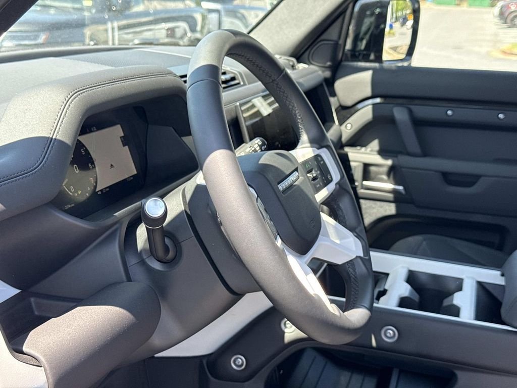 Used 2025 Black Land Rover S image 12