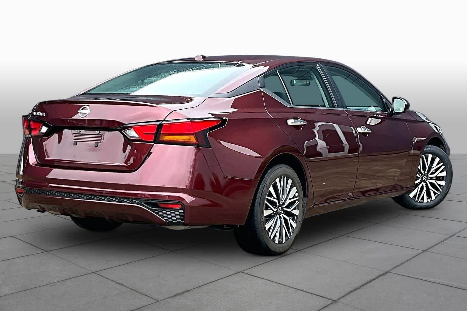 Used 2025 Garnet Pearl Metallic Nissan SV image 13