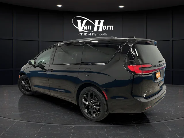 Used 2025 Diamond Black Chrysler Limited image 5